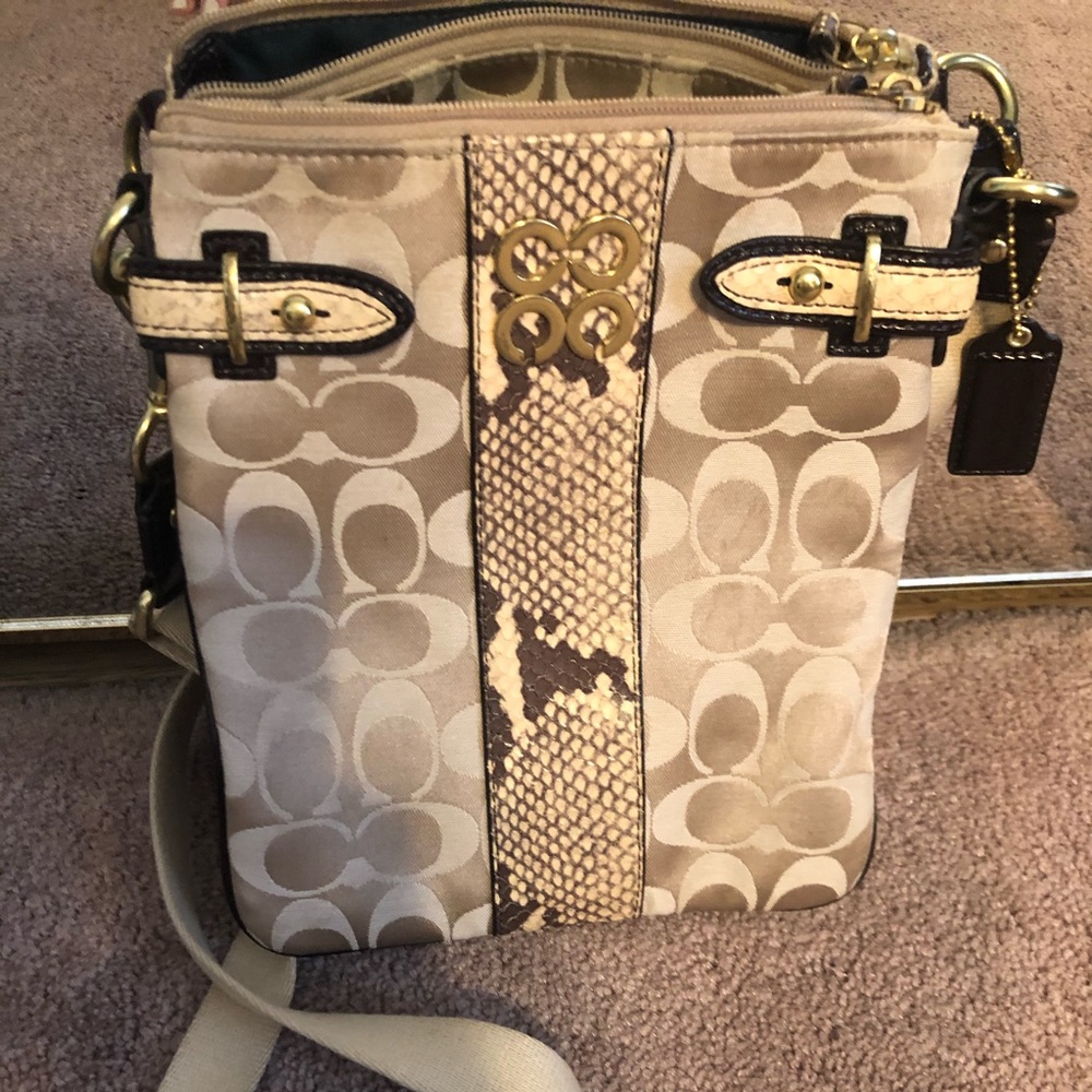 Envelope Coach crossbody bag !!